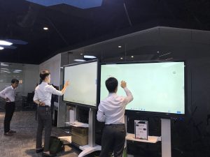 truyen-tai-noi-dung-va-thong-diep-man-hinh-tuong-tac-65-inch